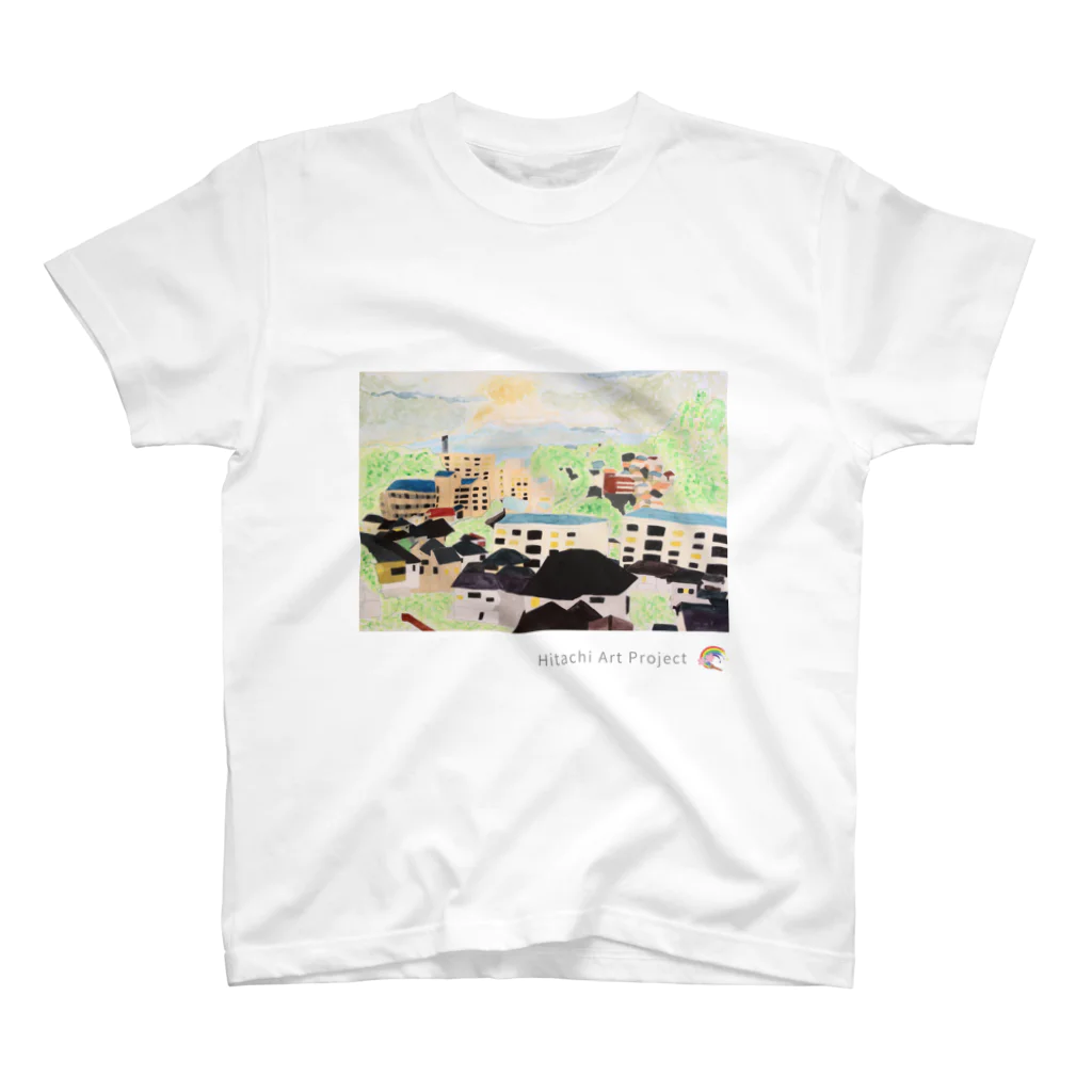 ひたちアートプロジェクト　Hitachi Art Projectの第9回公募展　空と緑は、いつも街を見守っている Regular Fit T-Shirt