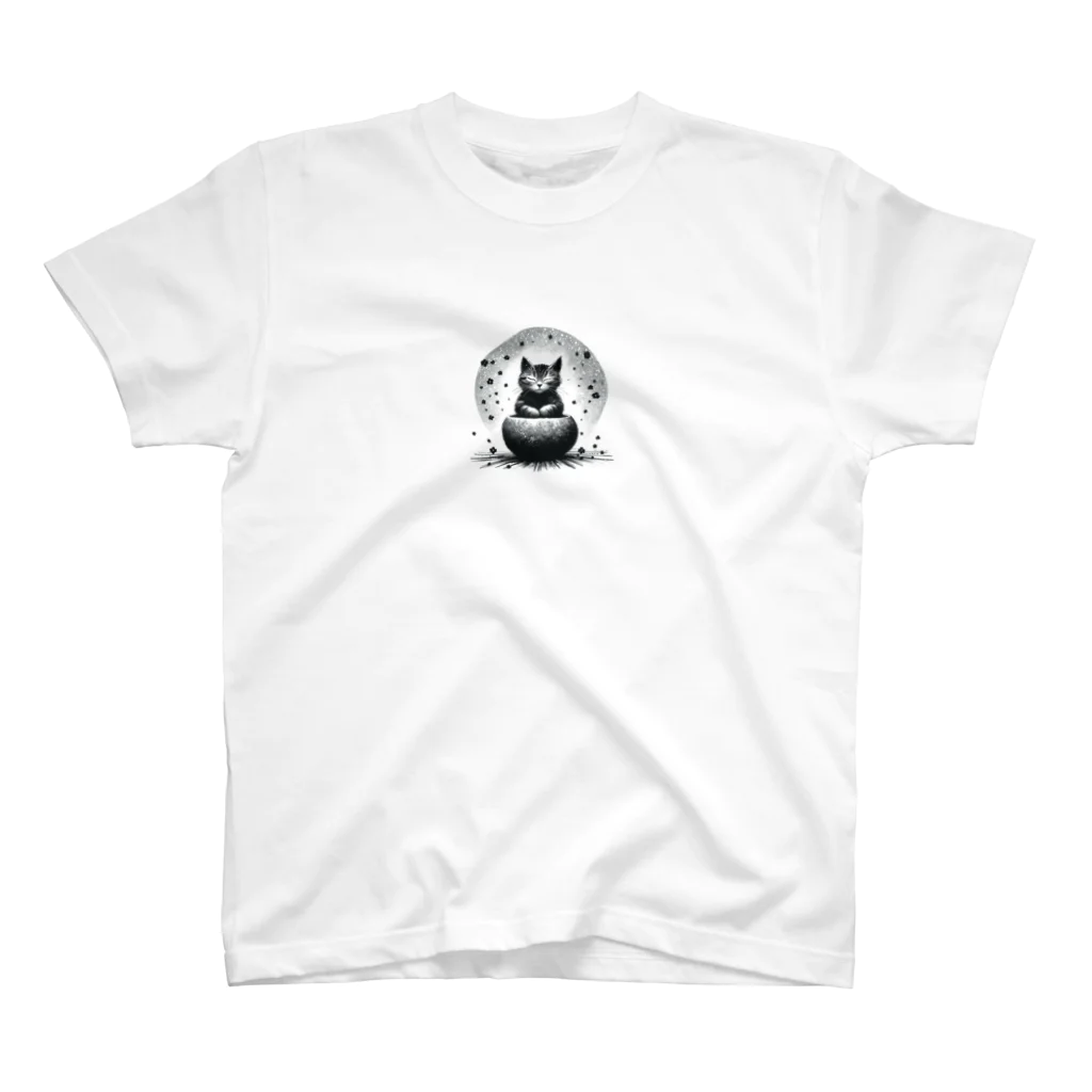 Wabi NekoyamaのHappy meditating cat Regular Fit T-Shirt