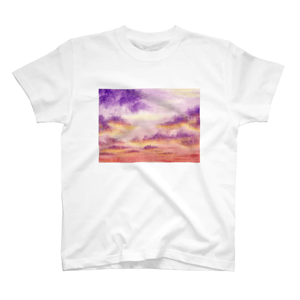 水彩色鉛筆チャンネルの紫色の雲と夕焼け（水彩色鉛筆画） スタンダードTシャツ