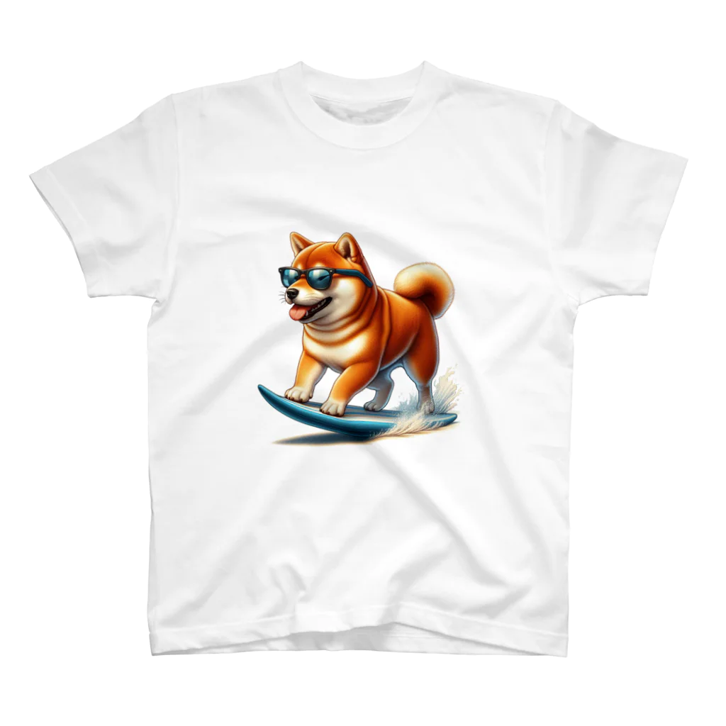 柴犬に囲まれたいのサーフィンするかわいい柴犬の子犬 Regular Fit T-Shirt