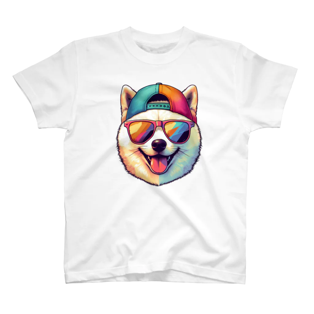 柴犬に囲まれたいのキャップにサングラスの白柴犬 Regular Fit T-Shirt