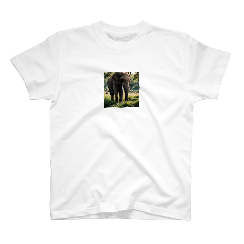 ミスターの草を食べている象 Regular Fit T-Shirt
