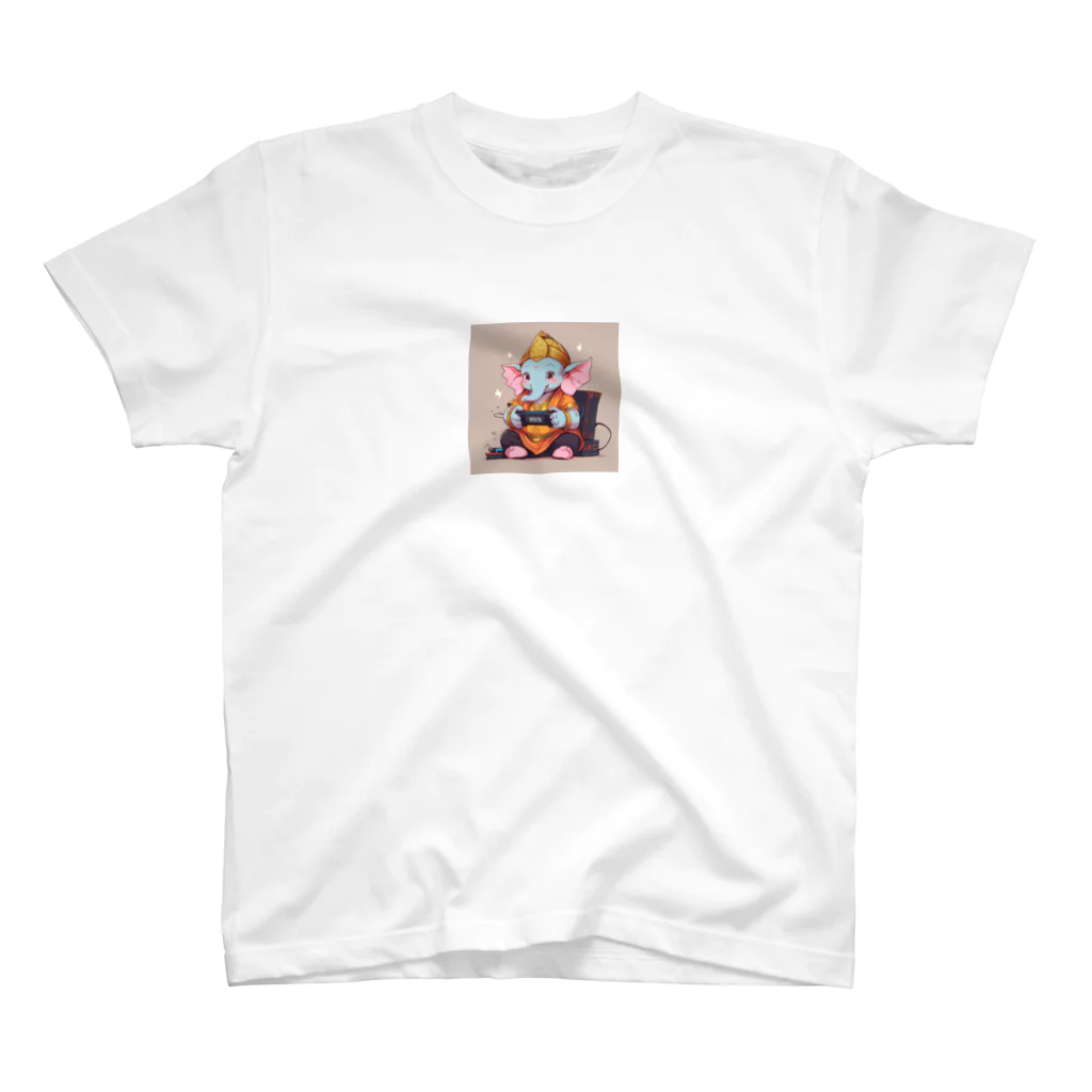 ganeshaのビデオゲームで遊ぶかわいいガネーシャ Regular Fit T-Shirt