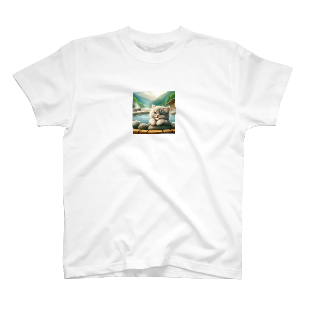 子猫カーニバルの子猫の温泉旅行 Regular Fit T-Shirt