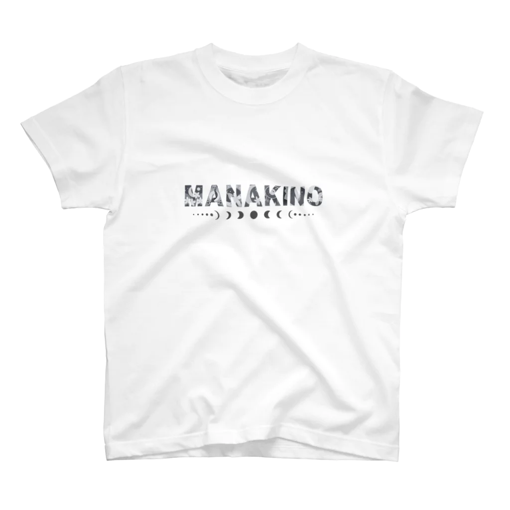 リモデザインスタジオのMANA KINO ロゴモノトーン｜MANA KINO Regular Fit T-Shirt