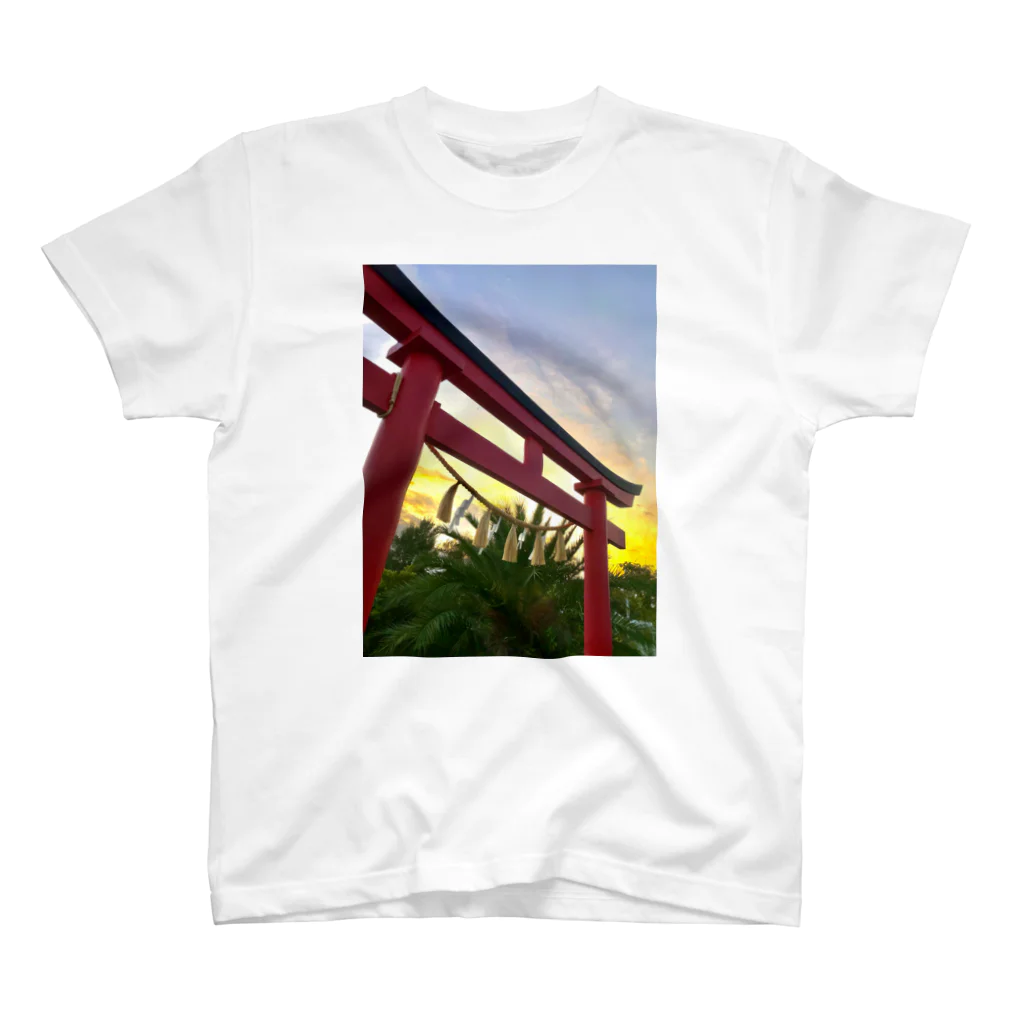 kayuuの夕陽に映える紅色の鳥居 Regular Fit T-Shirt