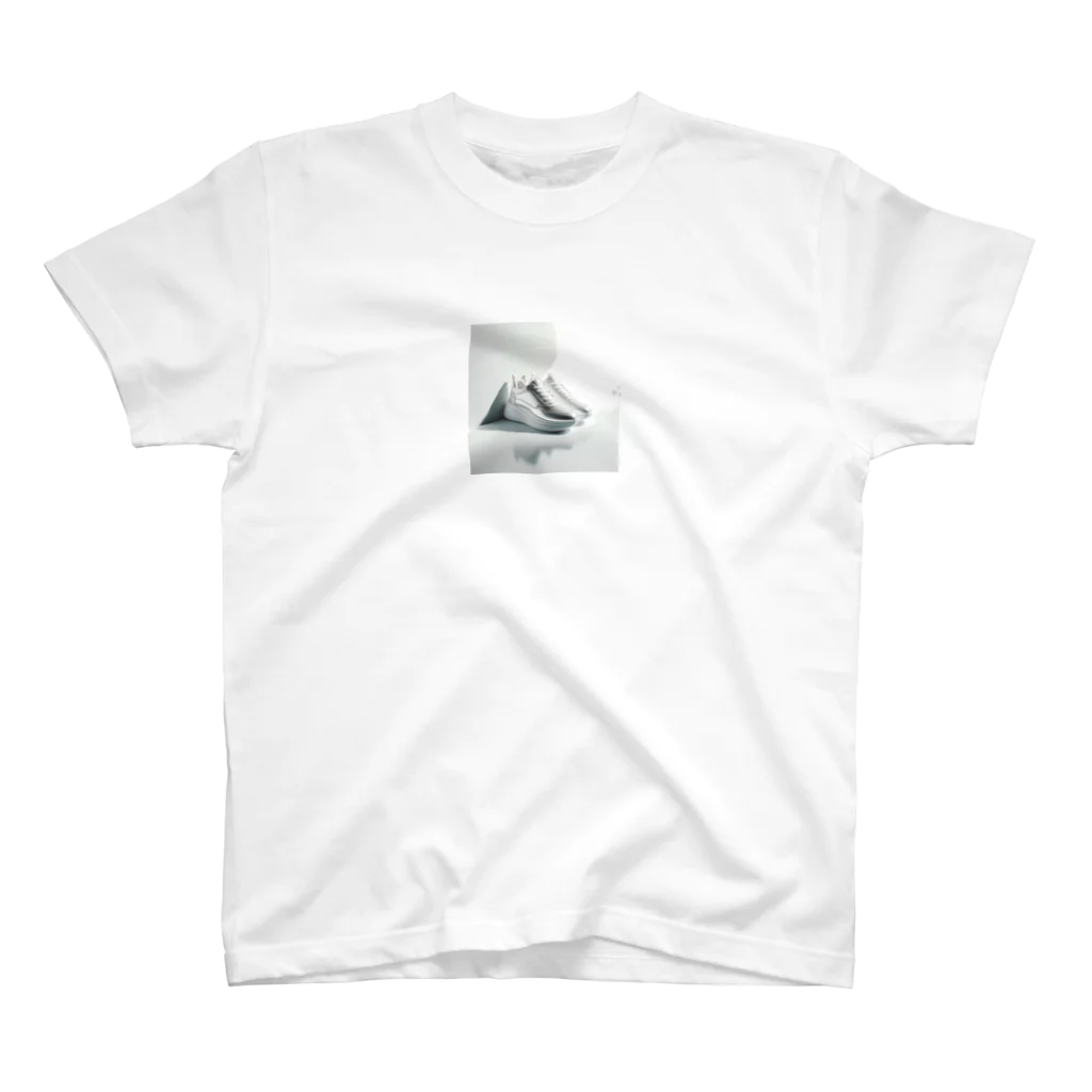 アミュペンの清潔感あふれる白いスニーカー Regular Fit T-Shirt