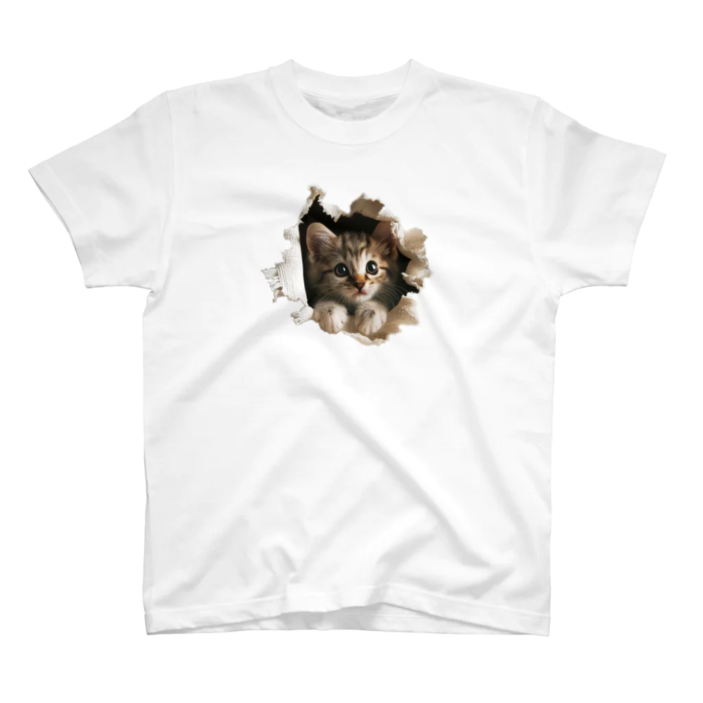 oniyanma64の子猫外を見る Regular Fit T-Shirt