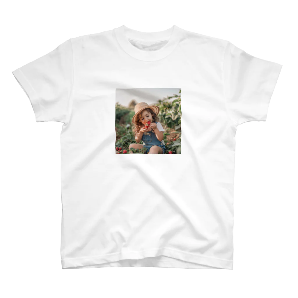 AQUAMETAVERSEの苺狩りで口にほうばんでいる女の子　ラフルール　1859 Regular Fit T-Shirt