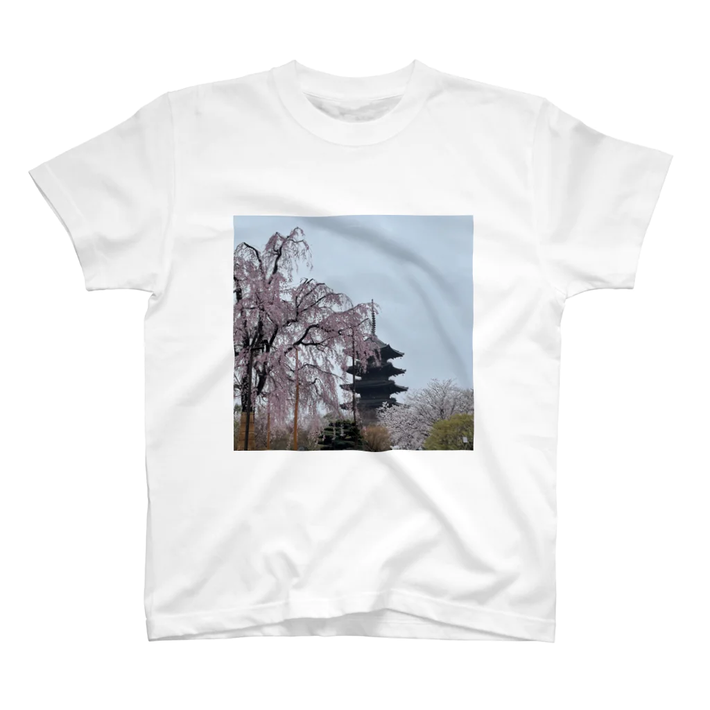 puakeli 合同会社の枝垂れ桜と五重塔 スタンダードTシャツ