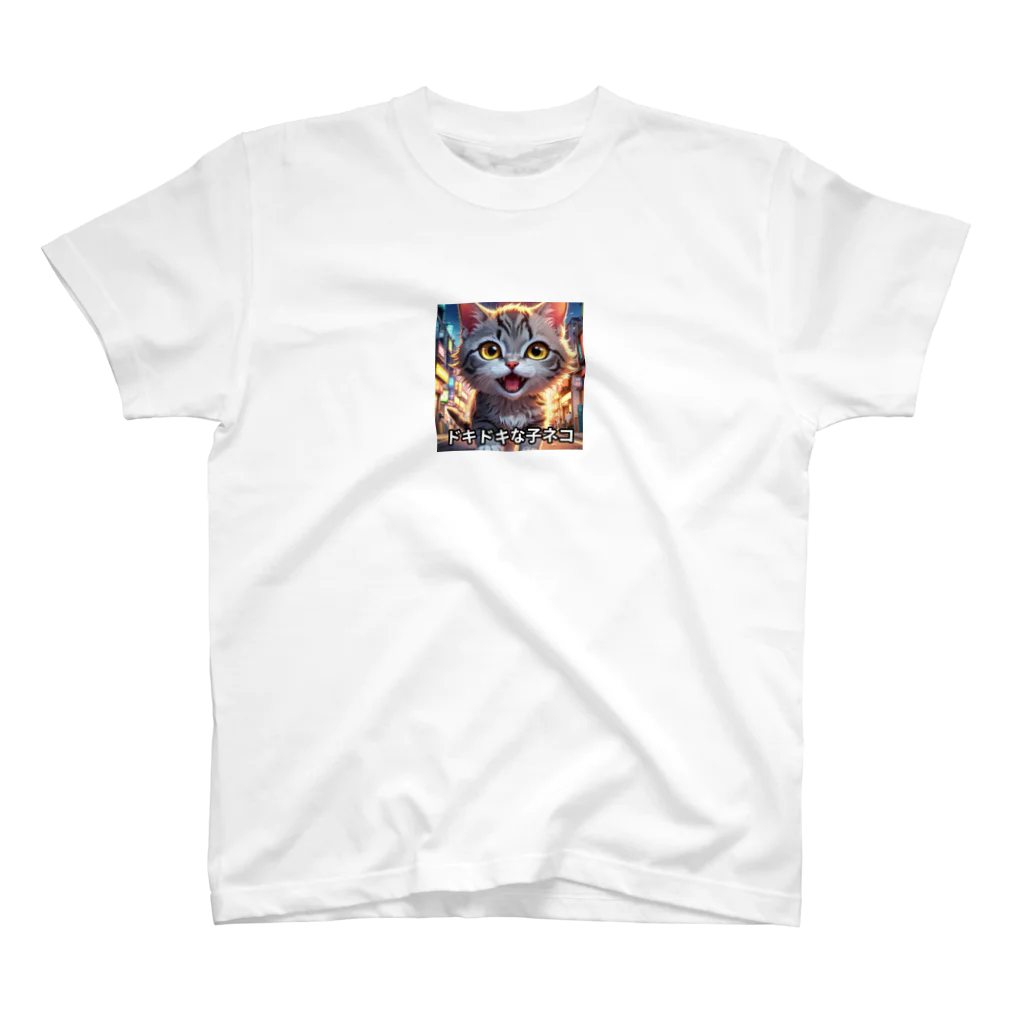 TomaTracksの好奇心を溢れる子ネコ Regular Fit T-Shirt