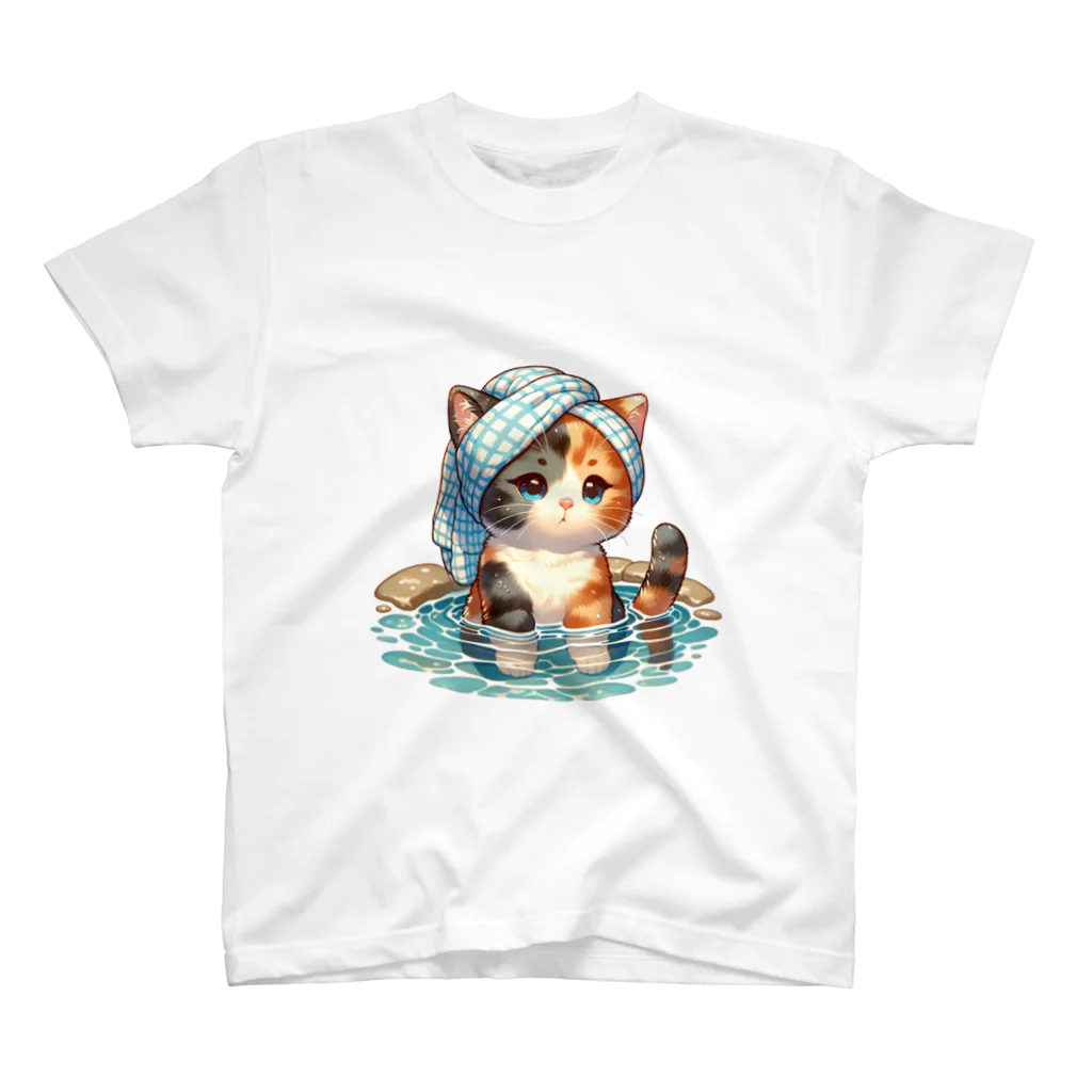 さざれいしの三毛猫さんの入浴 スタンダードTシャツ