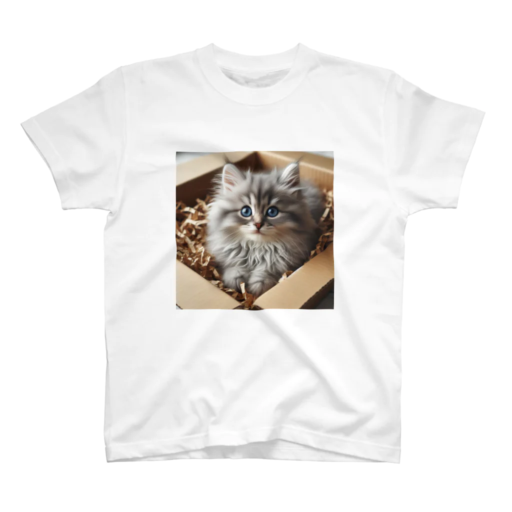 ニャンHouseのリアルな子猫 Regular Fit T-Shirt