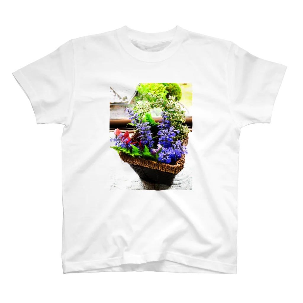 イエローローズのGARDEN FLOWER BASKET Regular Fit T-Shirt