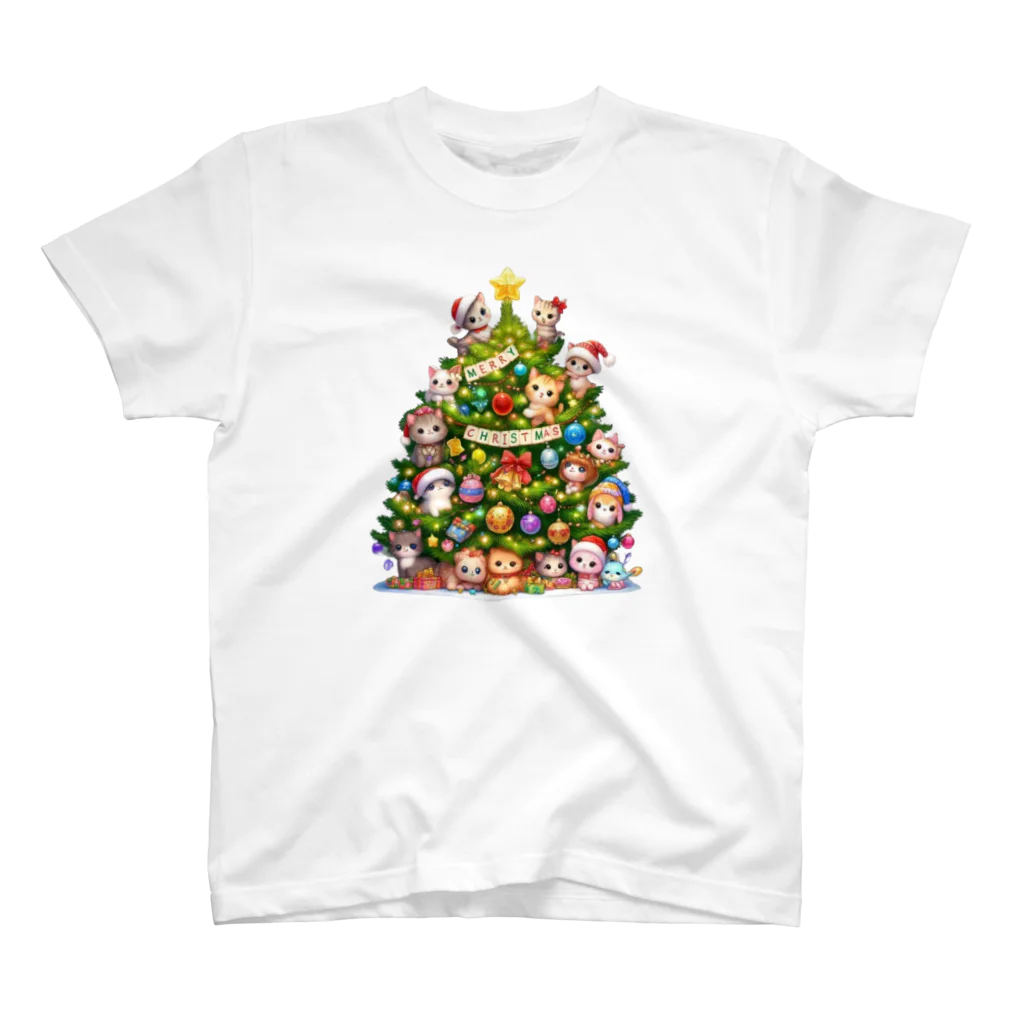 Snow-peaceのクリスマスツリーとキュートな子猫たち Regular Fit T-Shirt