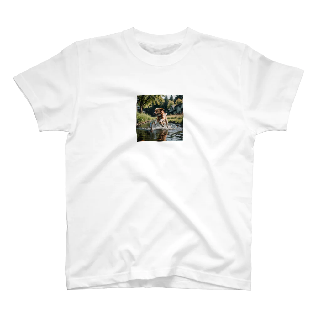 kokin0の水辺を走る犬 dog runnning on the water Regular Fit T-Shirt