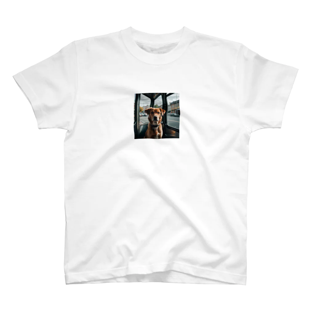 kokin0のバスの中で座る犬 dog sitting on the bus スタンダードTシャツ