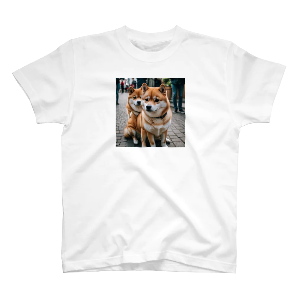 kaerinofficeの2匹のかわいい柴犬が仲良く並んで写っています。 スタンダードTシャツ