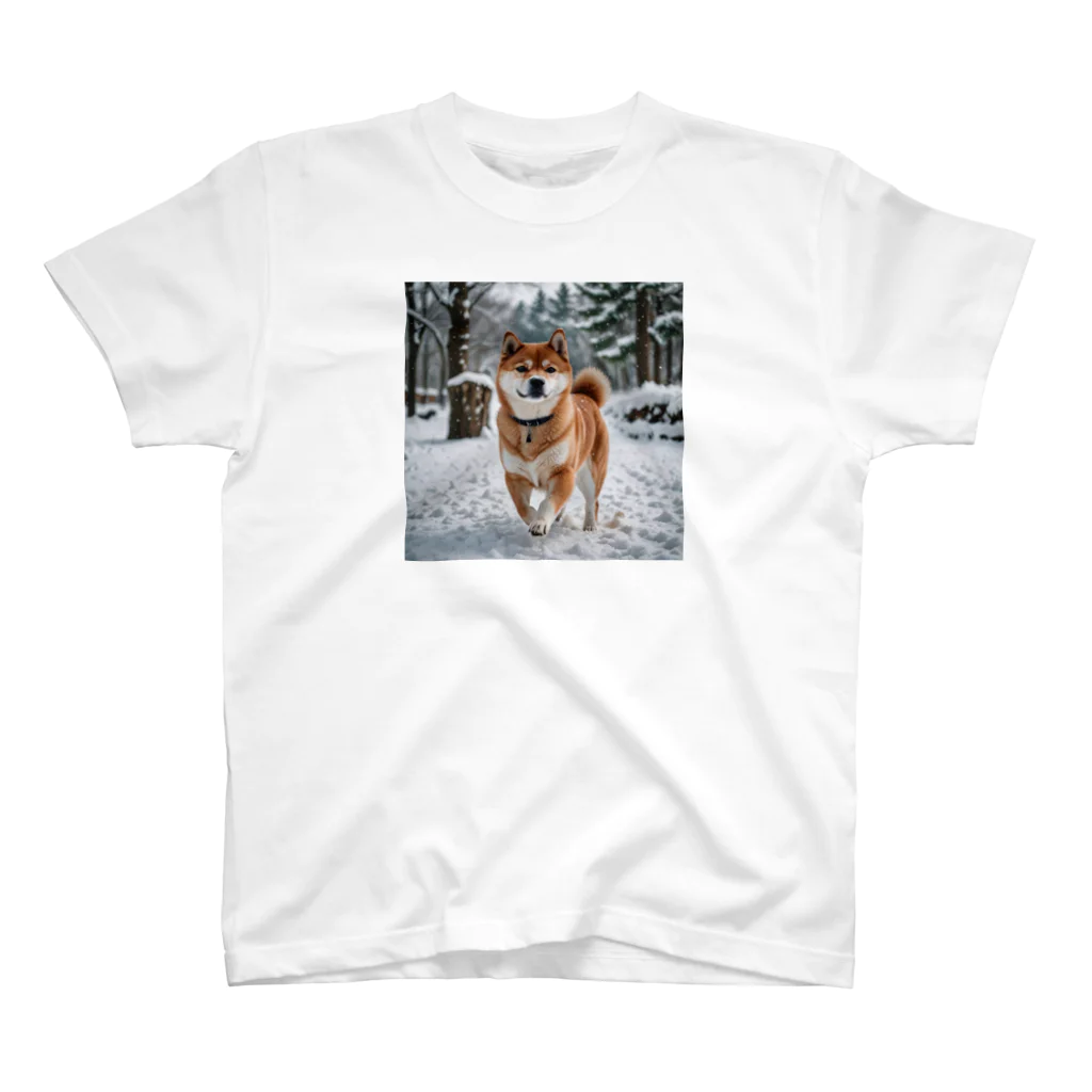 kaerinofficeの可愛らしい柴犬が雪の中を歩く姿を切り取った写真。 Regular Fit T-Shirt