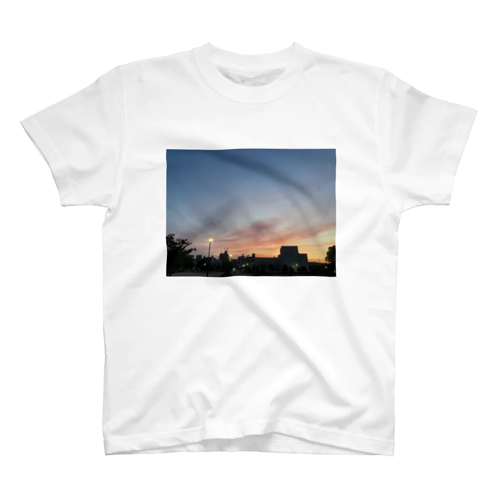 さちの部屋のとある日の夕焼け Regular Fit T-Shirt