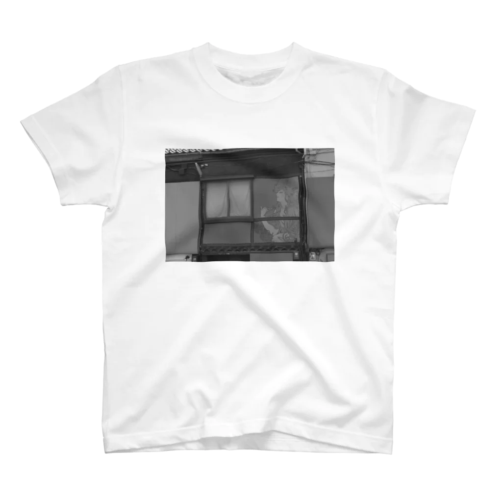 Tadakuni TaniのWindow Knows The Beauty Regular Fit T-Shirt