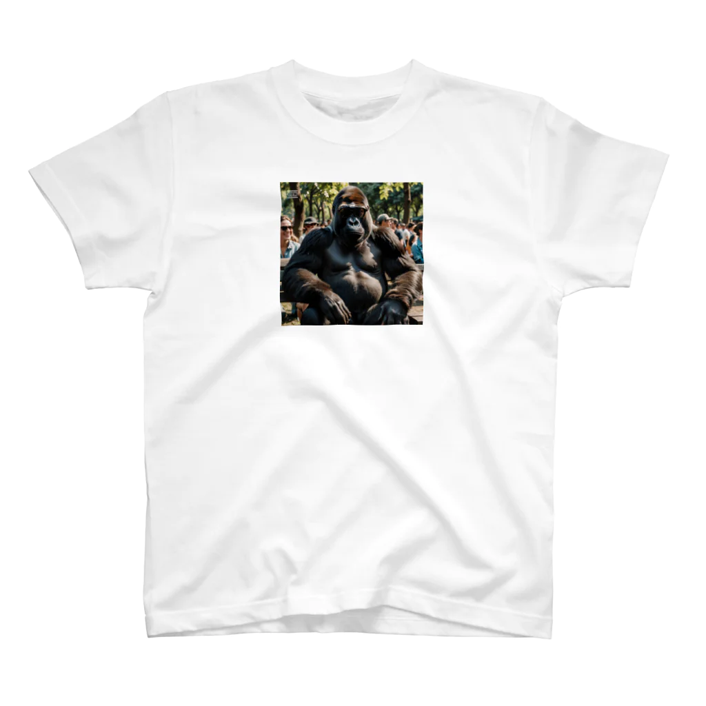 ゴリラをもっと身近に、もっとスタイリッシュに。のその視線、ゴリラ級のインパクト。 Regular Fit T-Shirt