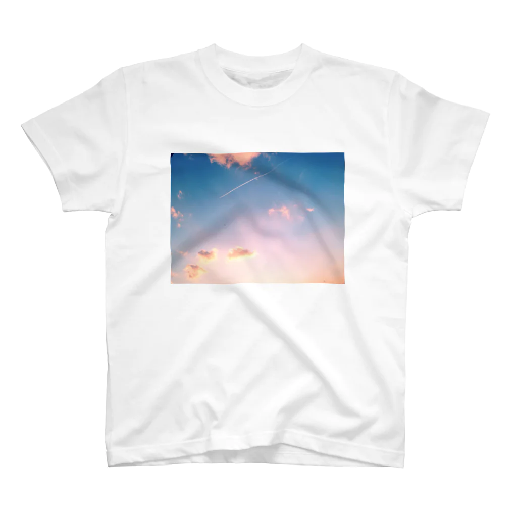 saaの飛行機雲と夕焼け Regular Fit T-Shirt