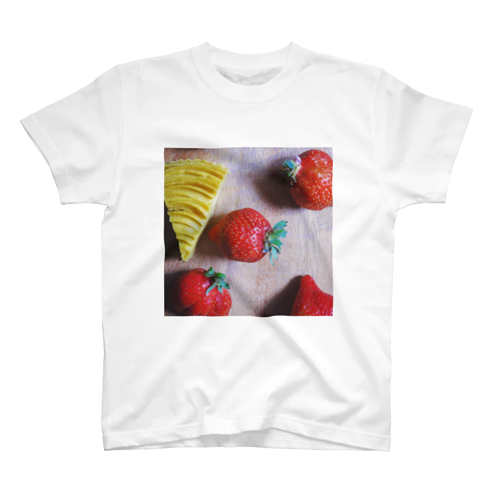 ユーサクのmorning strawberry Regular Fit T-Shirt