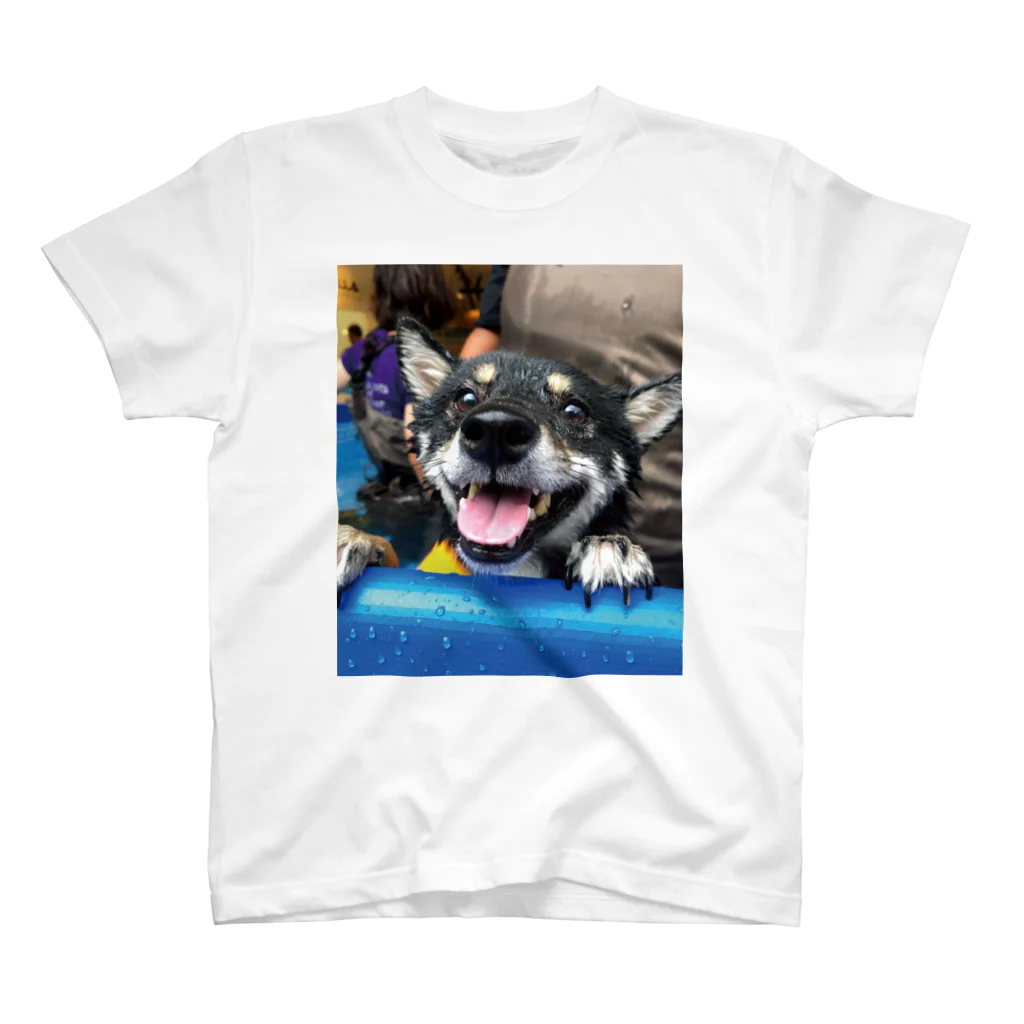 hilokiのShiba In The Pool  Regular Fit T-Shirt