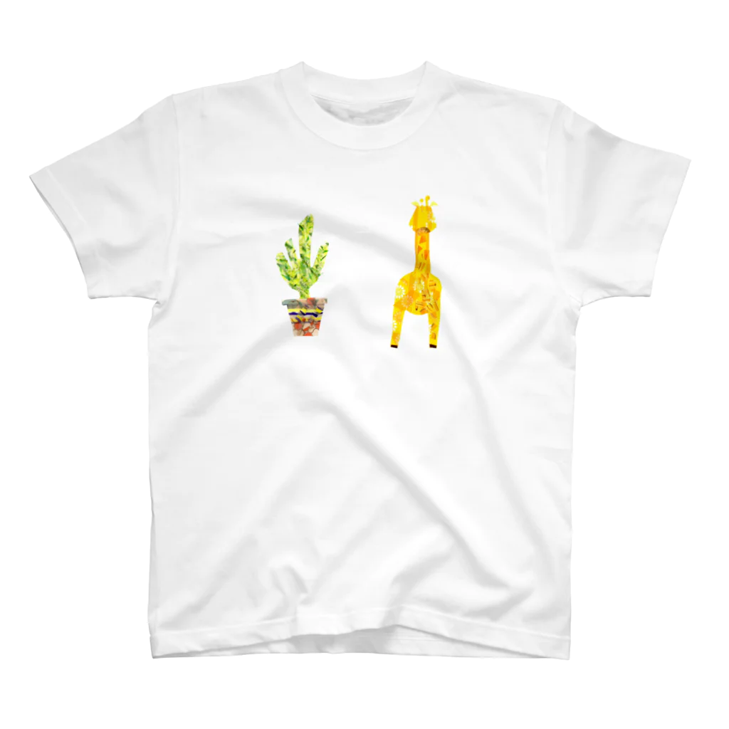 Animal pokkeのキリンと観葉植物 Regular Fit T-Shirt