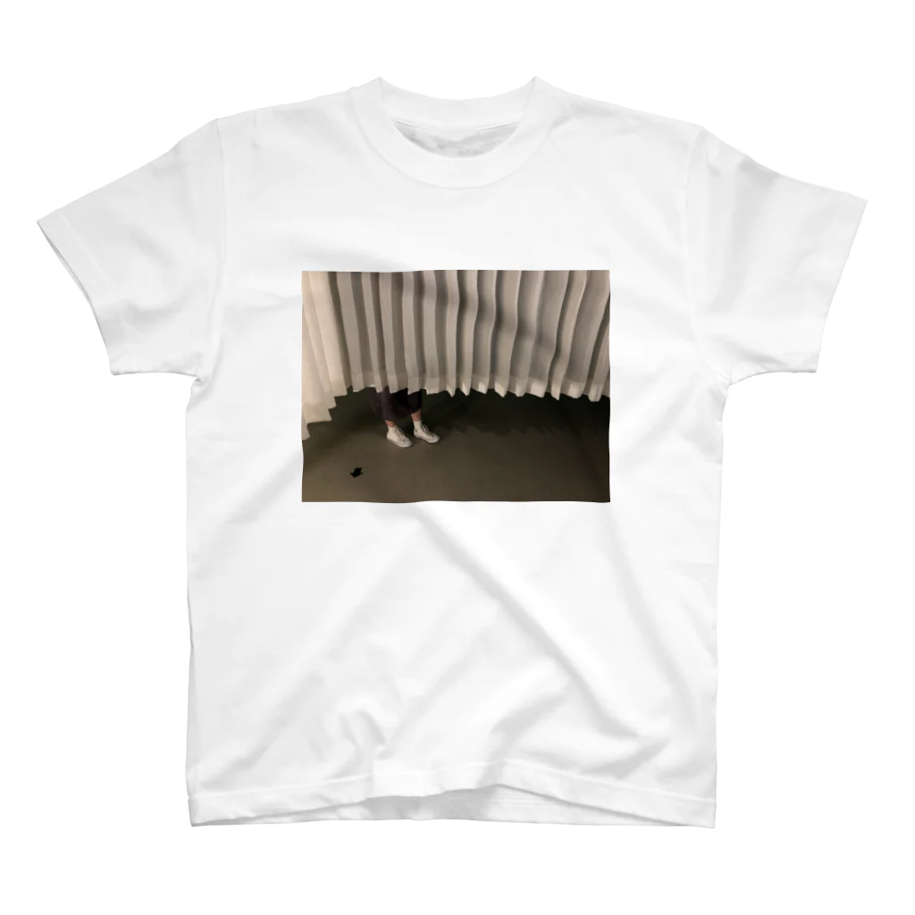 xxxsuzuのカーテン下から足 Regular Fit T-Shirt