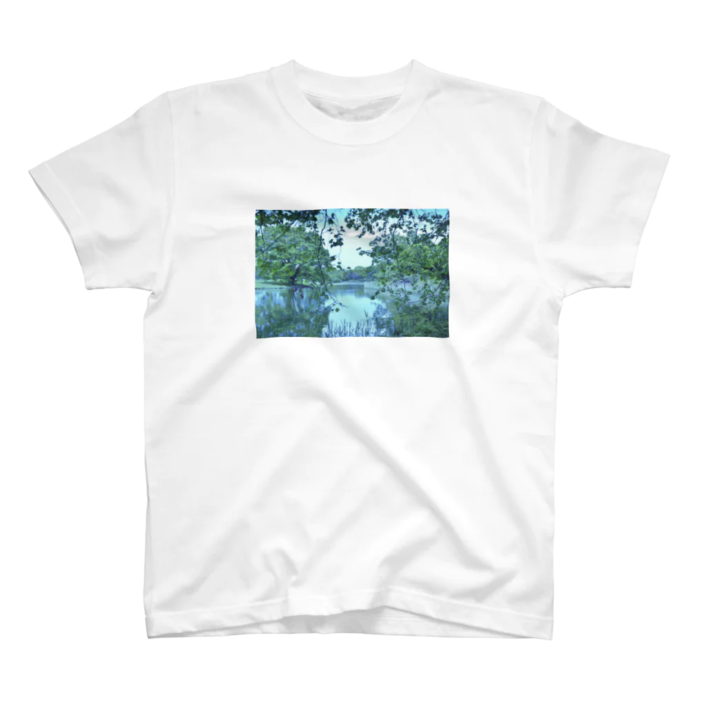 Montgomeryの静かな水辺 Regular Fit T-Shirt