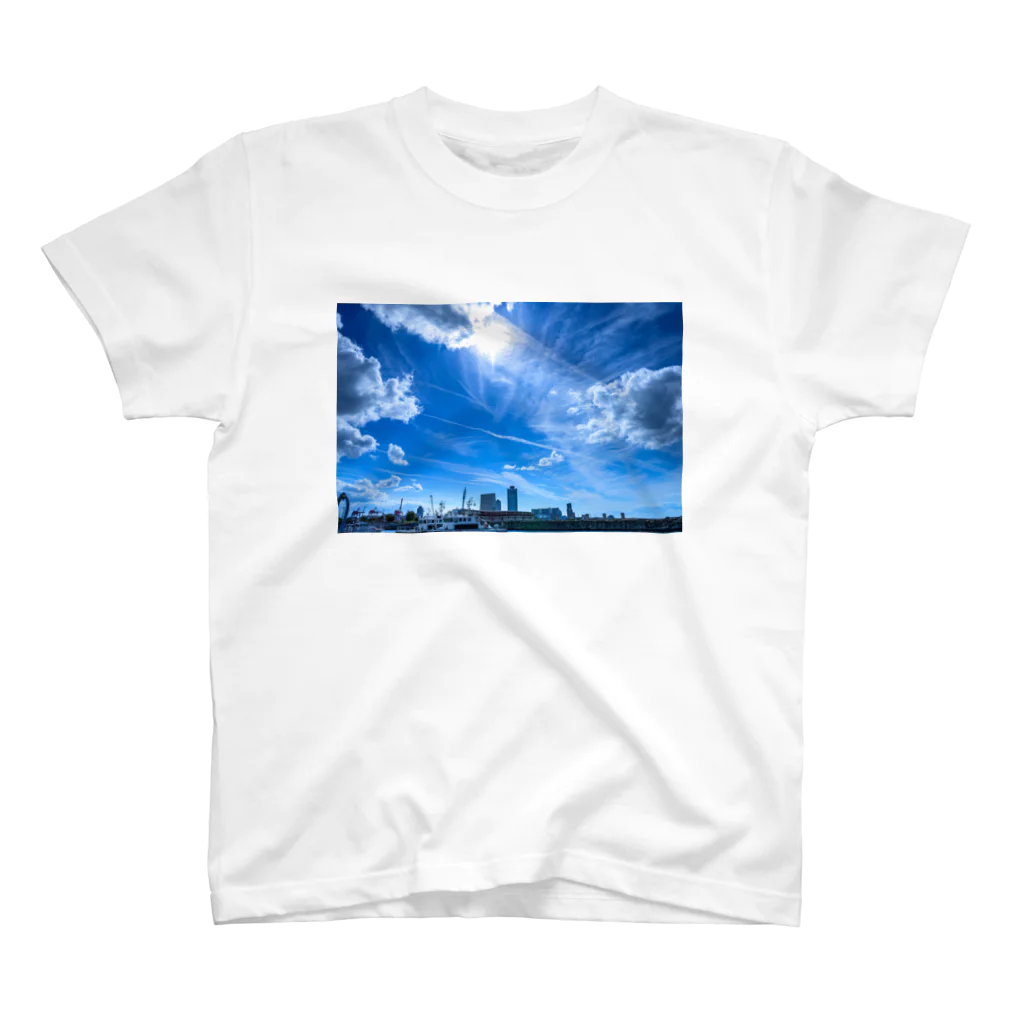 RURUの青空と雲の掛け合い Regular Fit T-Shirt