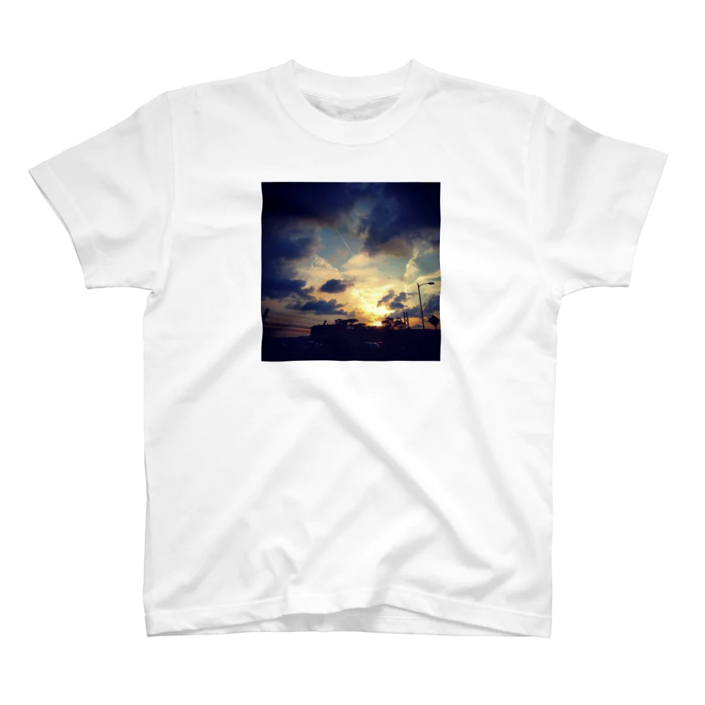 どうもりのブツの海沿いの夕焼け Regular Fit T-Shirt