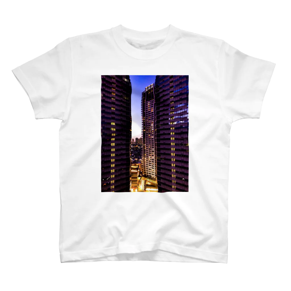 ANGOの高層ビル群、夜景 スタンダードTシャツ