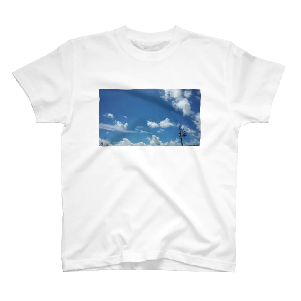 希緒@鬱休養中の青と白が映える空 Regular Fit T-Shirt