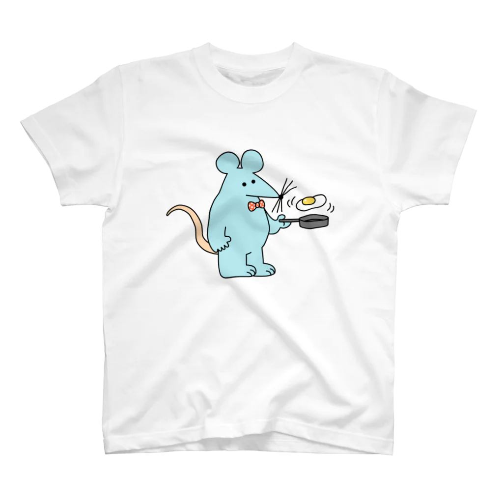 ミドリノネズミのみずいろのねずみ（めだまやきを焼いている） Regular Fit T-Shirt