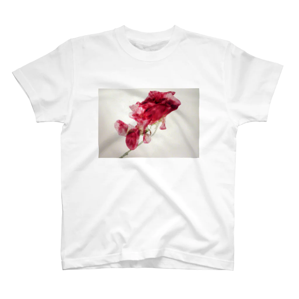 nahoko t.の金魚花 Regular Fit T-Shirt