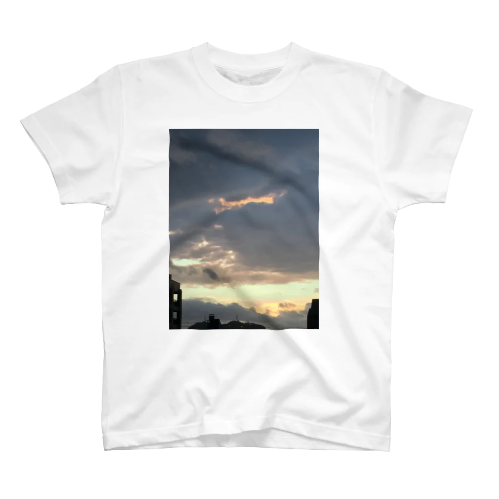 equal6006の夕方の雨雲 Regular Fit T-Shirt