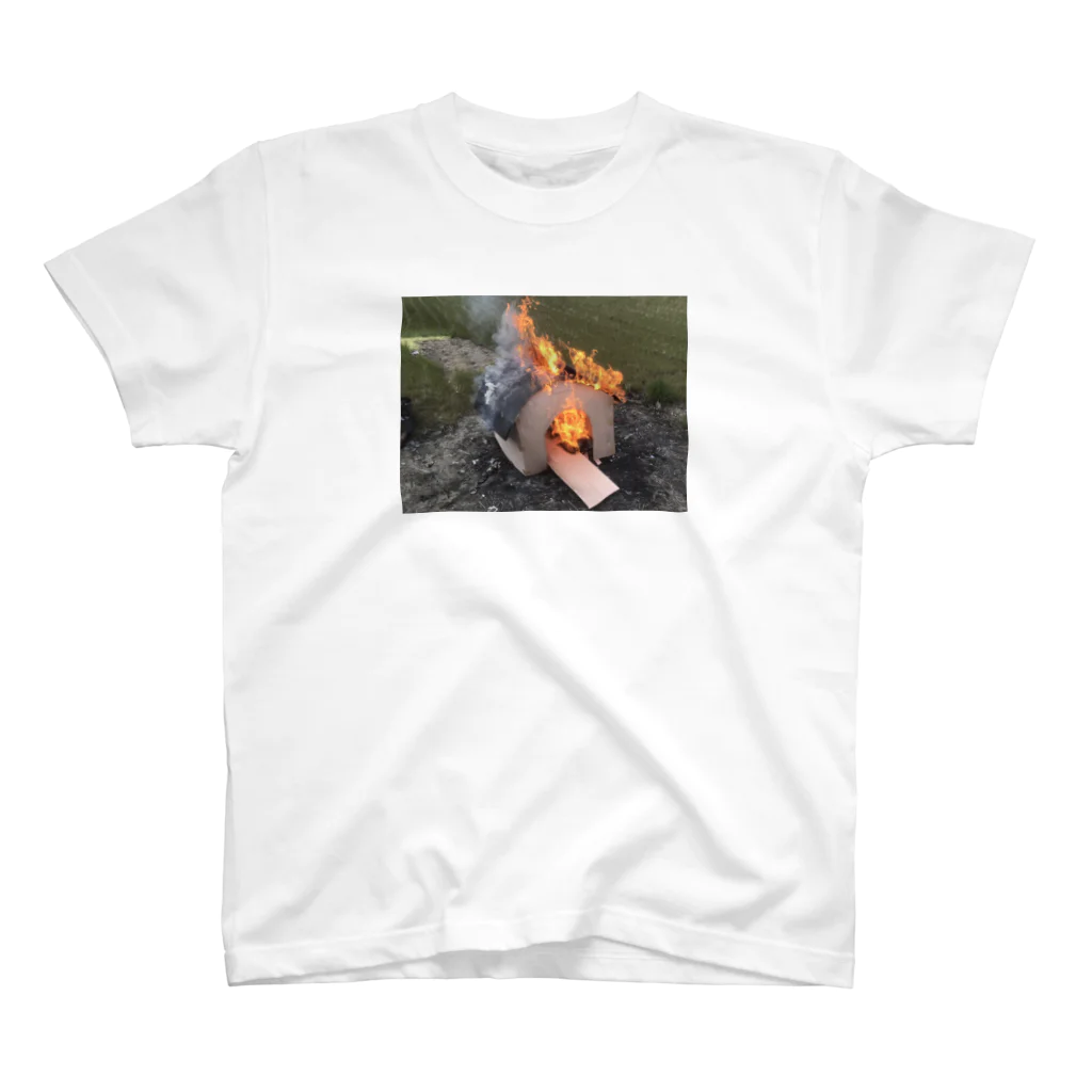 たくちゃんのわくわくショップの燃えた犬小屋 スタンダードTシャツ