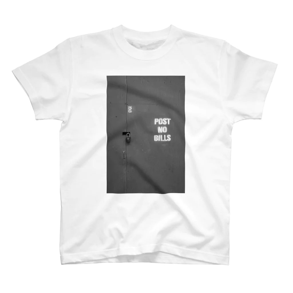 捨身部／SyasinbuのPOST NO BILLS (モノクロ) Regular Fit T-Shirt