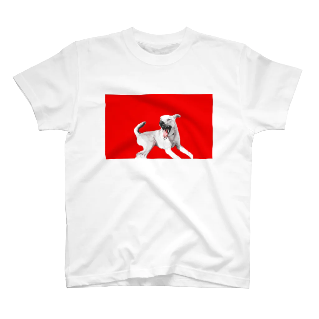 Mix Dog ITEM SHOP MUGIのRED Mix DOG 雑種犬 プリントTシャツ あくびver スタンダードTシャツ