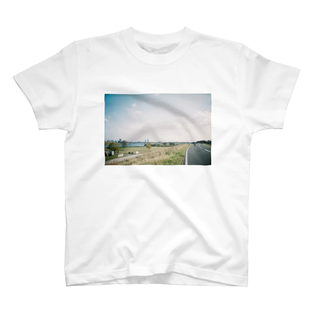 はち / きまぐれハチログのフィルム 河川敷 スタンダードTシャツ