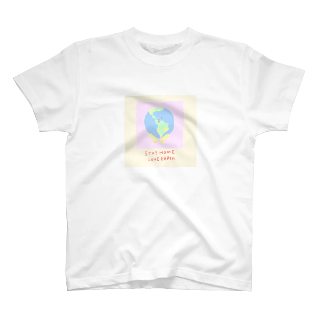 honeykiwiiのstay home love earth Regular Fit T-Shirt