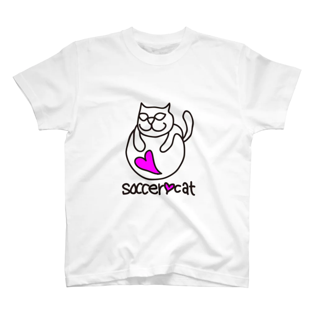 【公式】サッカー見ながら旅をするグッズ販売のサッカーボールにのるネコ スタンダードTシャツ