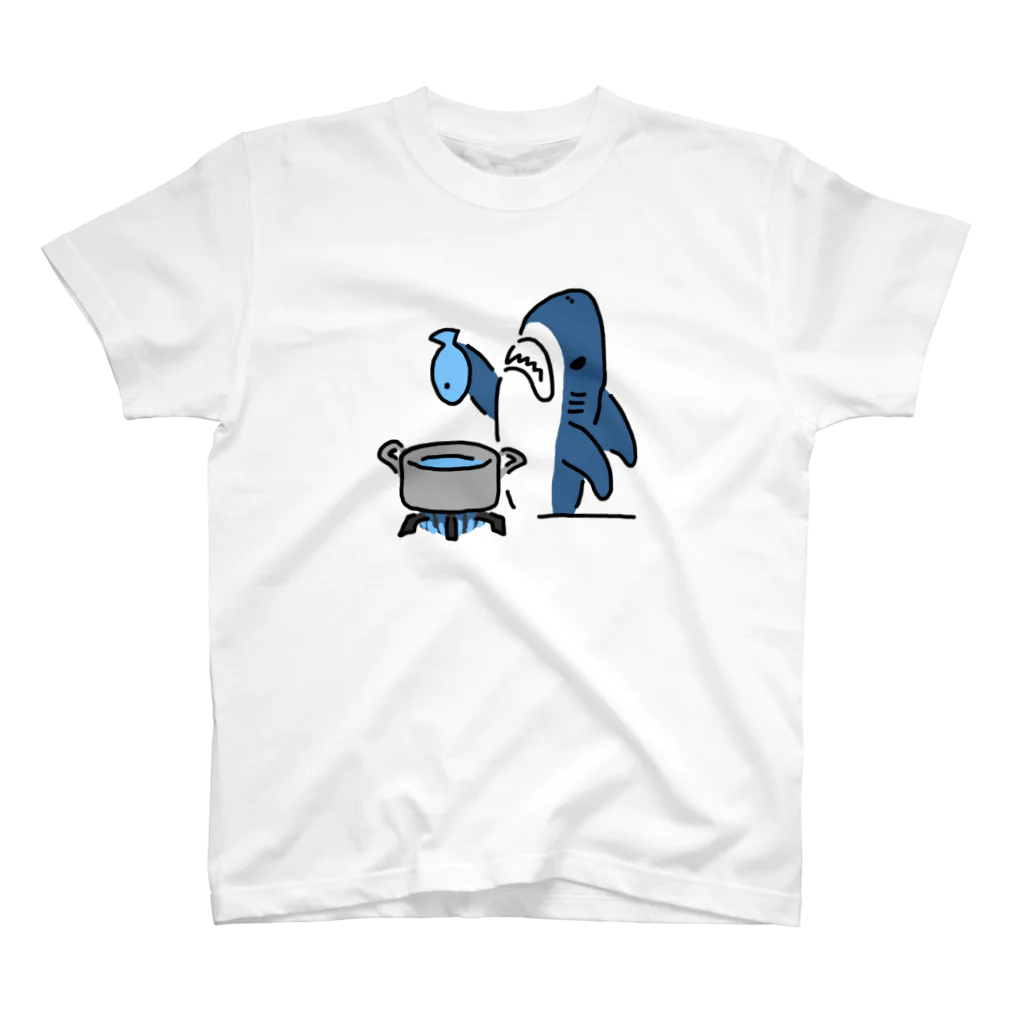 サメ わりとおもいの魚を茹でるサメ スタンダードTシャツ