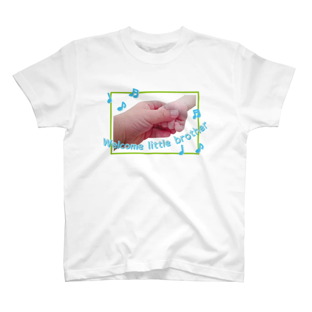 フォーヴァのWelcome little brother-happy baby hands-ハッピーベイビーハンズ-  Regular Fit T-Shirt