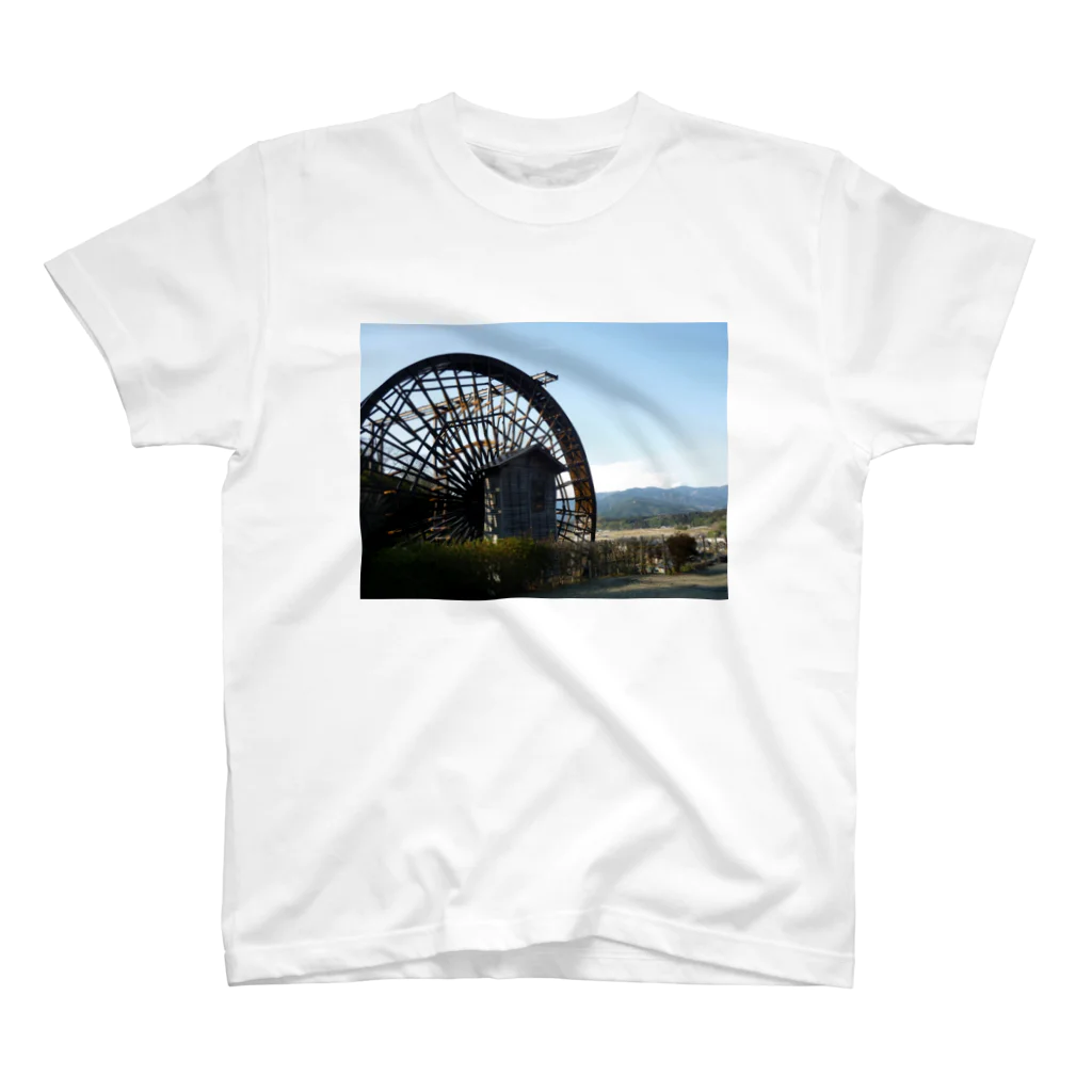 レモンタイムの庭の水車 Regular Fit T-Shirt