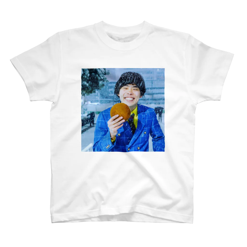 サツマカワRPGのサツマカワRPGが雪の中どら焼きを食べるTシャツ Regular Fit T-Shirt