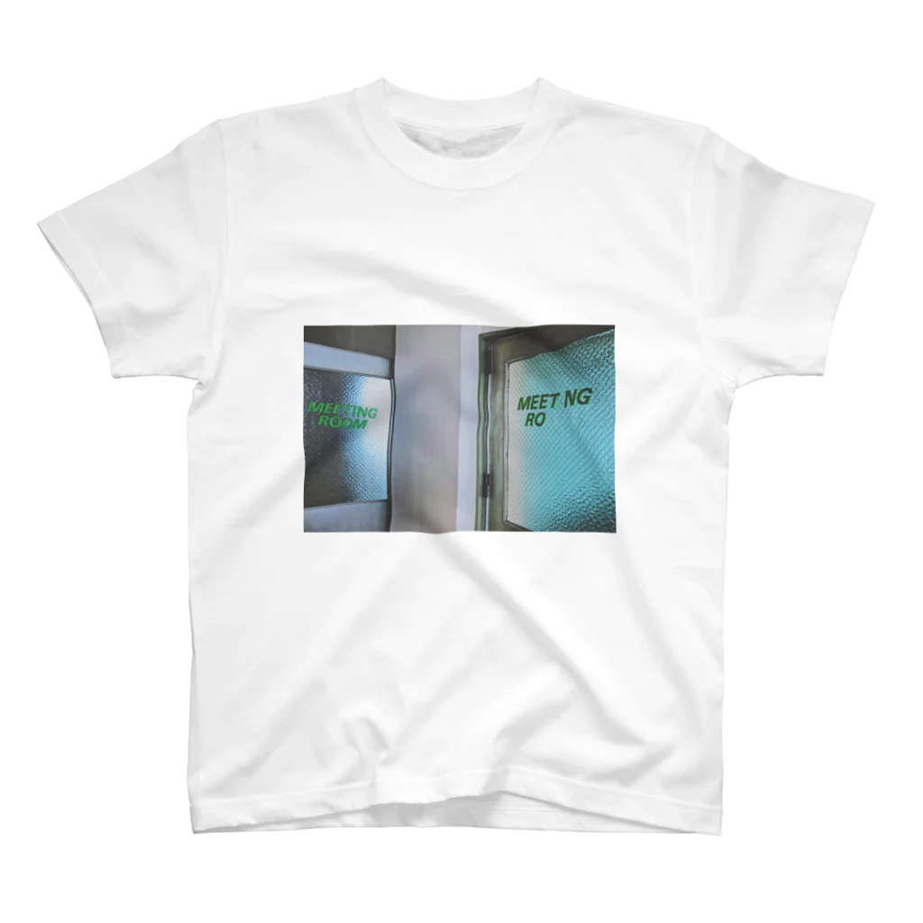 あこがれのMEETING ROOM Regular Fit T-Shirt